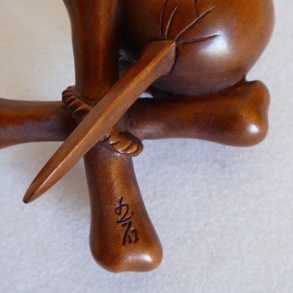 VINTAGE SIGNED JAPAN JAPANESE HAND CARVED WOOD NETSUKE SKULL SWORD - Picture 11 of 14